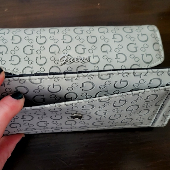 Guess wallet - Picture 2 of 4